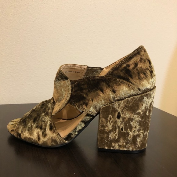 CAbi Green Chic Crushed Velvet Chunky Block Heels - Picture 9 of 10